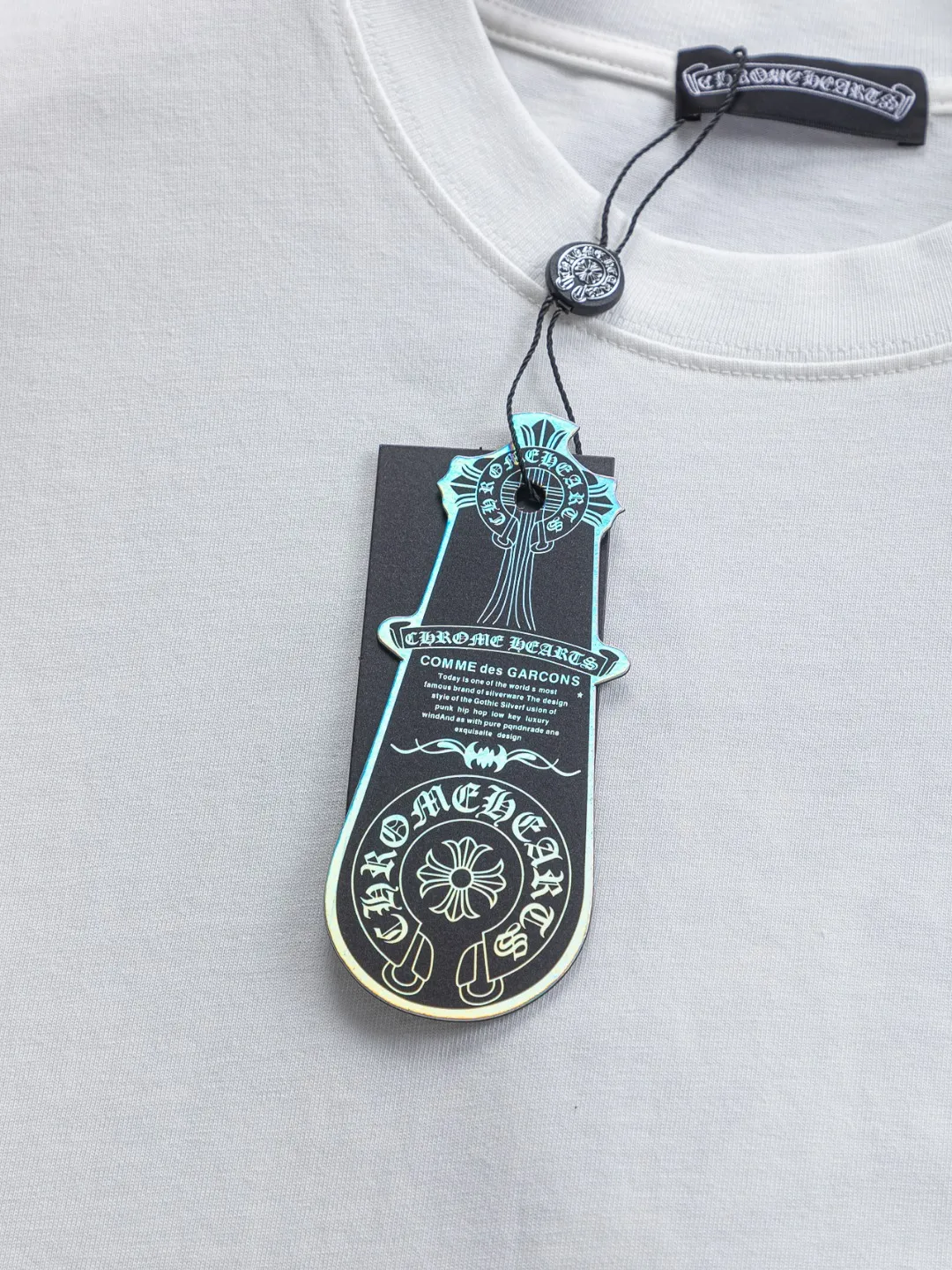 P190 Chrome Hearts CH Cross 26SS New product is hot at the same time💥 Early spring classic style Multiple craftsmanship Denim patch on the chest Horseshoe cross 🪡 Embroidery Large logo cross on the back Horseshoe denim patch Sanskrit ✝️🪡 Embroidery Round neck short-sleeved T-shirt, hot style, a style that both men and women like, same style for men and women, 100% chance of turning heads when wearing it! It’s all about being handsome. The designer’s classic sense is precisely grasped. The whole piece of clothing is heavy. Industrial washing process. Ready-made garments are dyed + sprayed for a horse effect. The double-wash process is very recognizable. It uses heavy washing to make it distressed. The edges of the patch are slightly rolled and naturally distressed. It has a three-dimensional sense of layering and a little damage. It is very visually lethal. It adheres to Kroxin's consistent rough style. The chest and back are large, and the horseshoe flower printed patch pattern is embroidered and decorated. It is also decorated with silver metal engraved distressed buttons. The classic elements full of brand recognition instantly enhance the overall sense of grade and specification. Its texture is quite high-end! The overall feeling is high-end, simple and elegant, with silver hardware accessories, a full set of customized accessories, and the pattern of the entire dress is all decorated with patchwork three-dimensional embroidery technology, which is the finishing touch of the entire dress. The design on the back is even more eye-catching! ! This full back is so cool, it’s full of design, and the overall upper body style highlights fashion and individuality. Wearing it together as a couple is even more popular on the street. I recommend the early autumn sweatshirt! ! The fabric is a unique 320g 100% cotton, which is skin-friendly, breathable, warm to the touch, has a strong texture, and has smooth lines. It can be called a back killer, which has very strict requirements on craftsmanship and cost. The smooth neckline, flat cuffs and hems, the stitches are large and tight, tight and orderly, and the details are perfect. The consistent OS version can be worn alone or layered. It is very casual, but very iconic! It is simply the flagship of high-end trendy brands and must be included in your wardrobe. It has the American fashion spirit of freedom and individuality, and is highly recognizable and stylized! Color: Black White Size: S-XL Size chart: S: Shoulder width 50-Bust 56-Length 70 M: Shoulder width 52-Bust 57-Length 72 L: Shoulder width 54-Bust 59-Length 74 XL: Shoulder width 56-Bust 62-Length 76